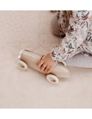 Dirkalni avtomobilček Grand Prix v svetlo rjavi barvi