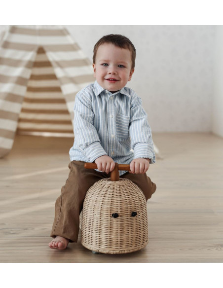 Otroški poganjalec iz ratana