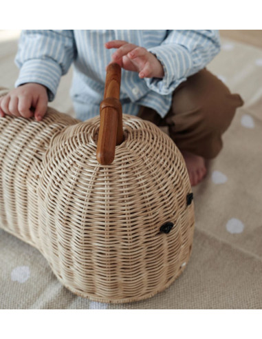 Otroški poganjalec iz ratana