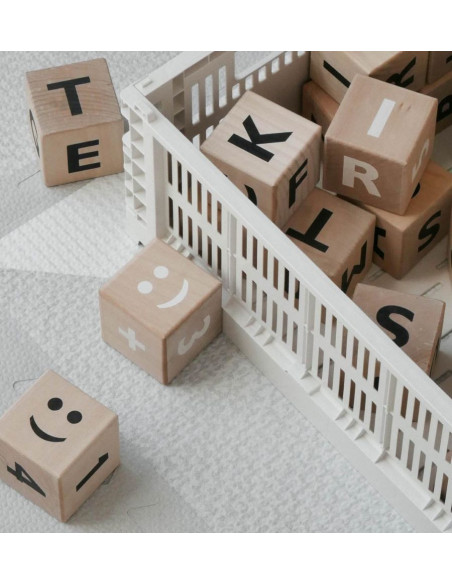 Lesene matematične kocke v beli barvi