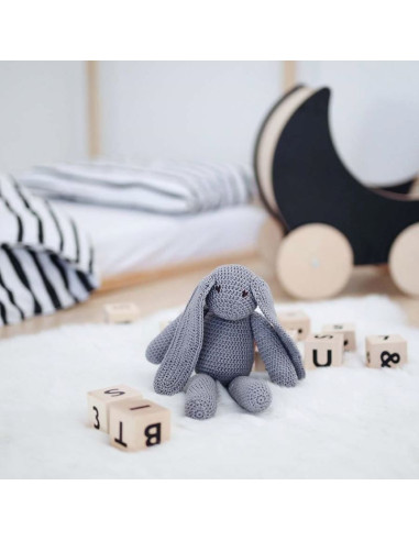 Kvačkani bombažni zajček v temno sivi barvi