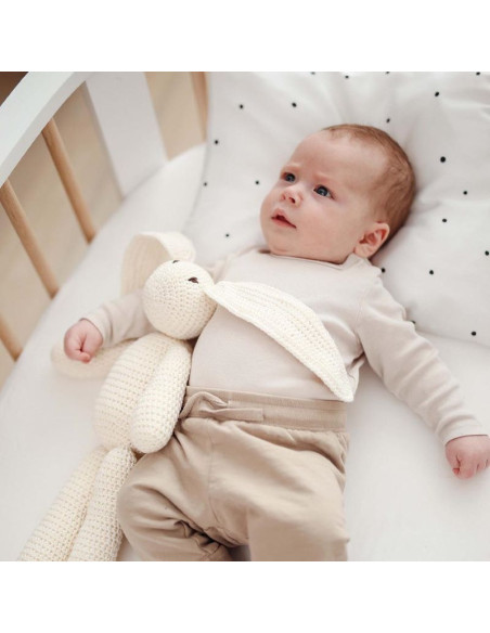 Kvačkani bombažni zajček krem barve