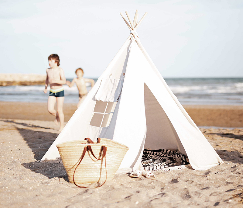 Play Tent with Basket and Beachpeople